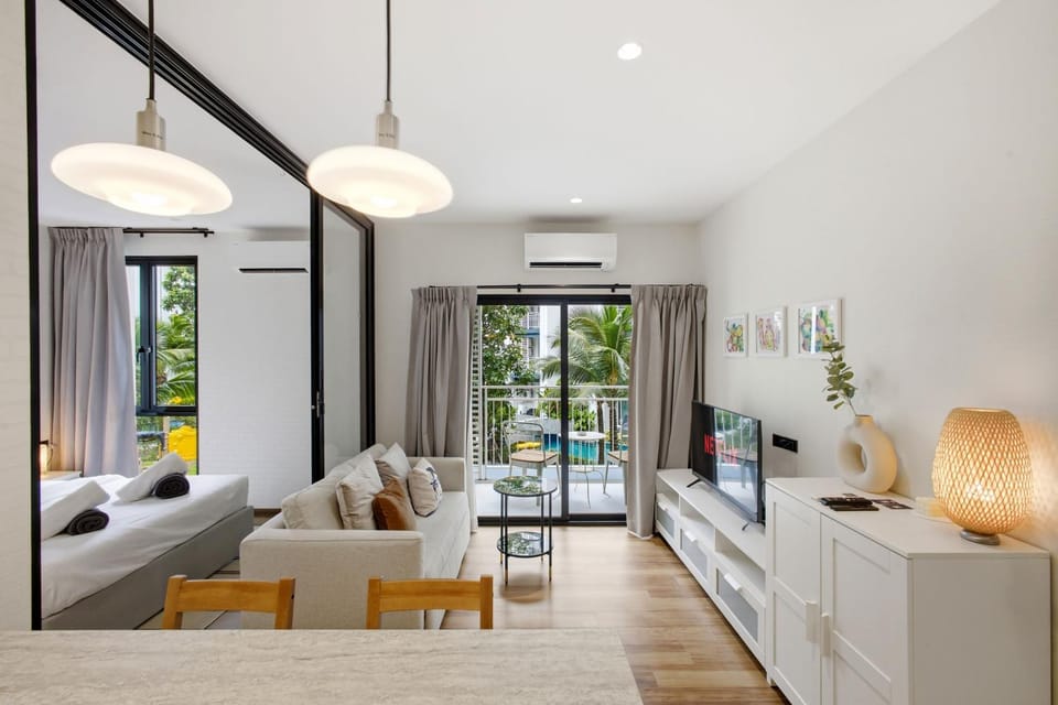 Bed, TV and multimedia, Living room, Photo of the whole room, Seating area, Dining area, Bedroom, air conditioner
