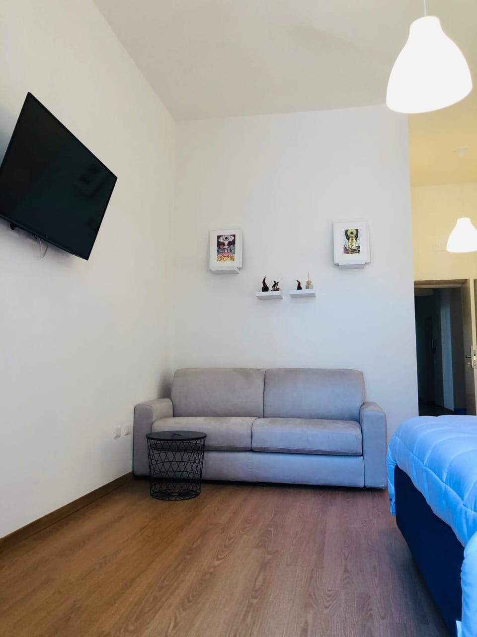 Bed, TV and multimedia, Living room, Photo of the whole room, Seating area, Evening entertainment, Bedroom