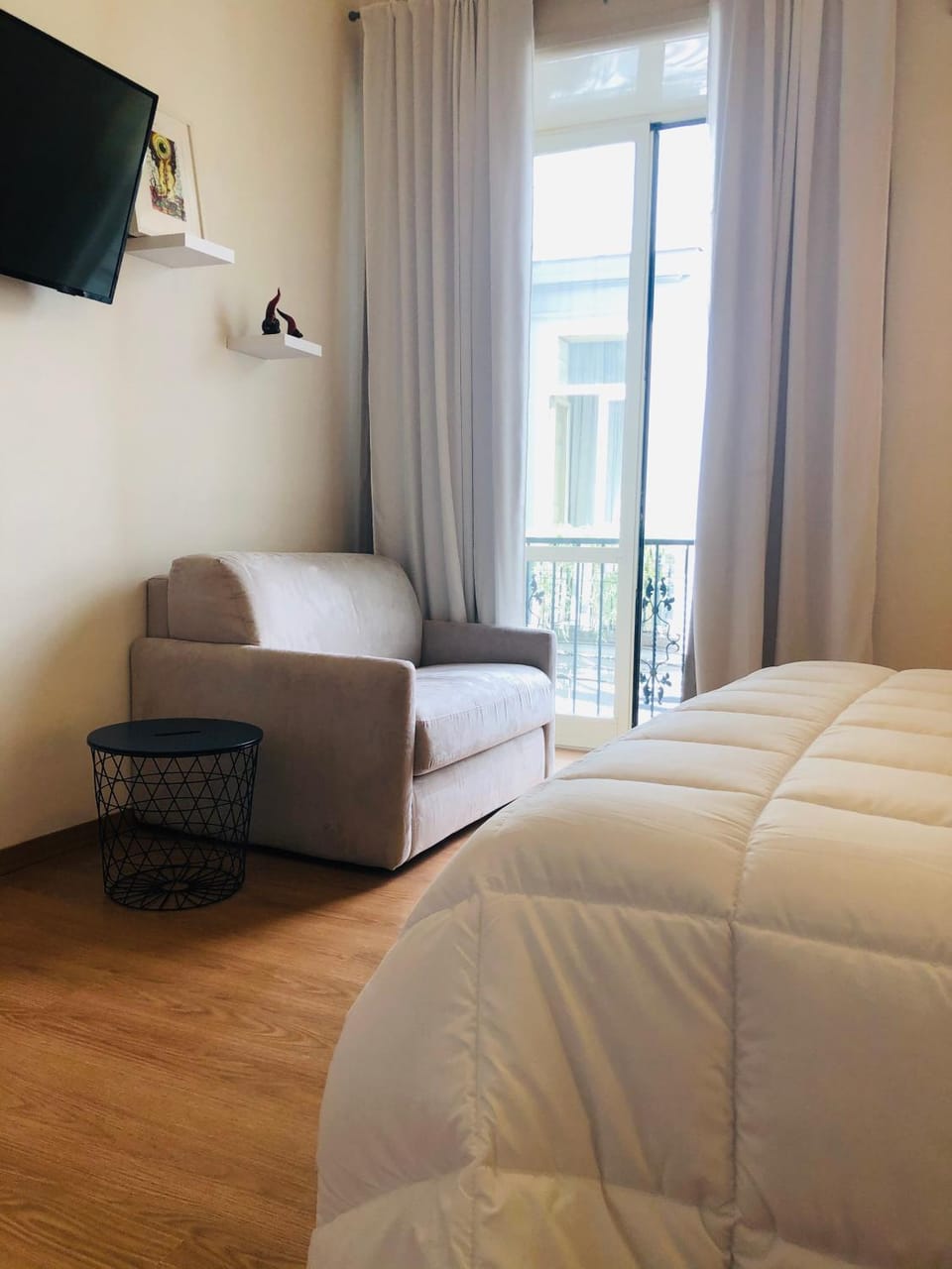 Bed, TV and multimedia, View (from property/room), Decorative detail, Decorative detail, Bedroom
