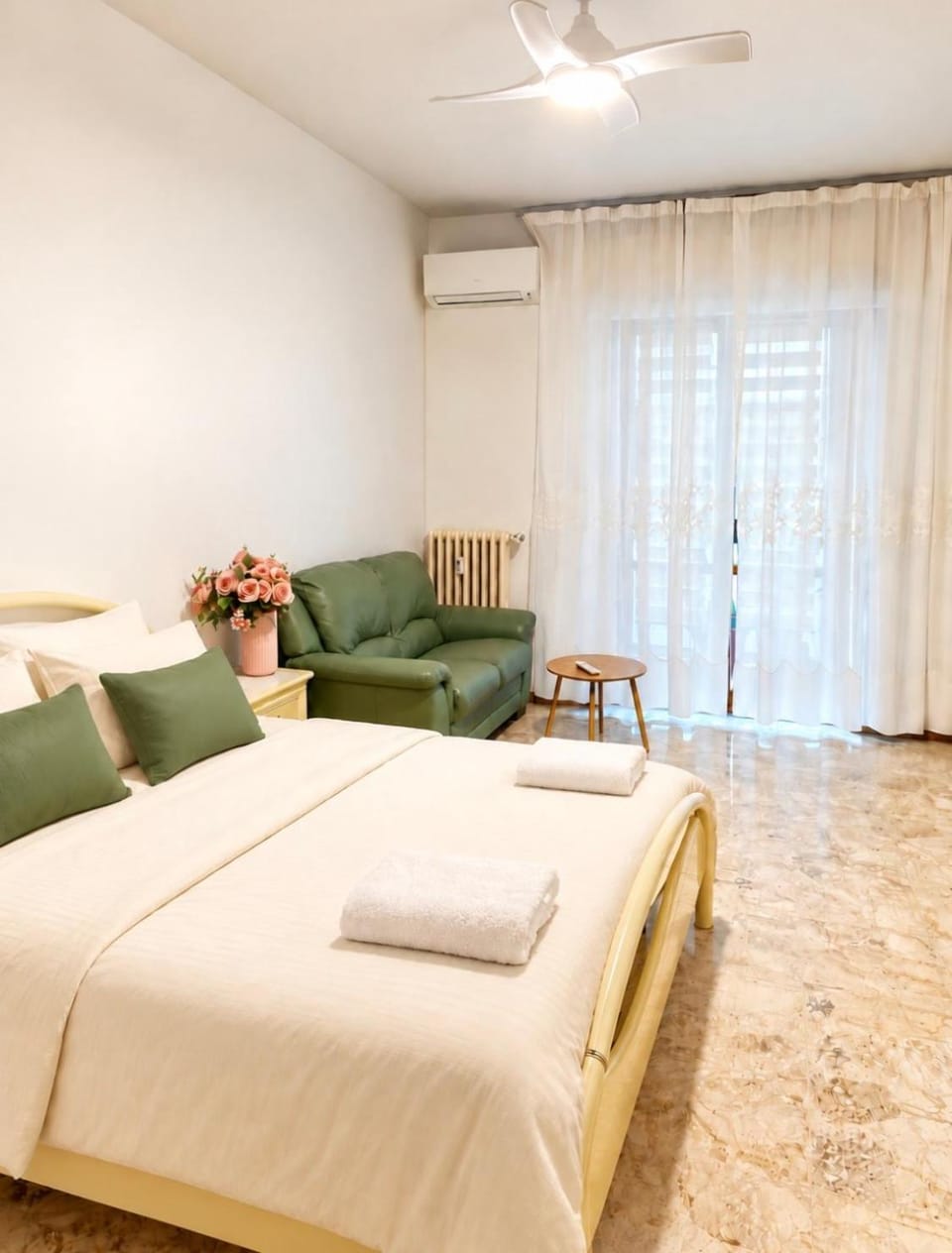 Bed, Photo of the whole room, Bedroom, air conditioner