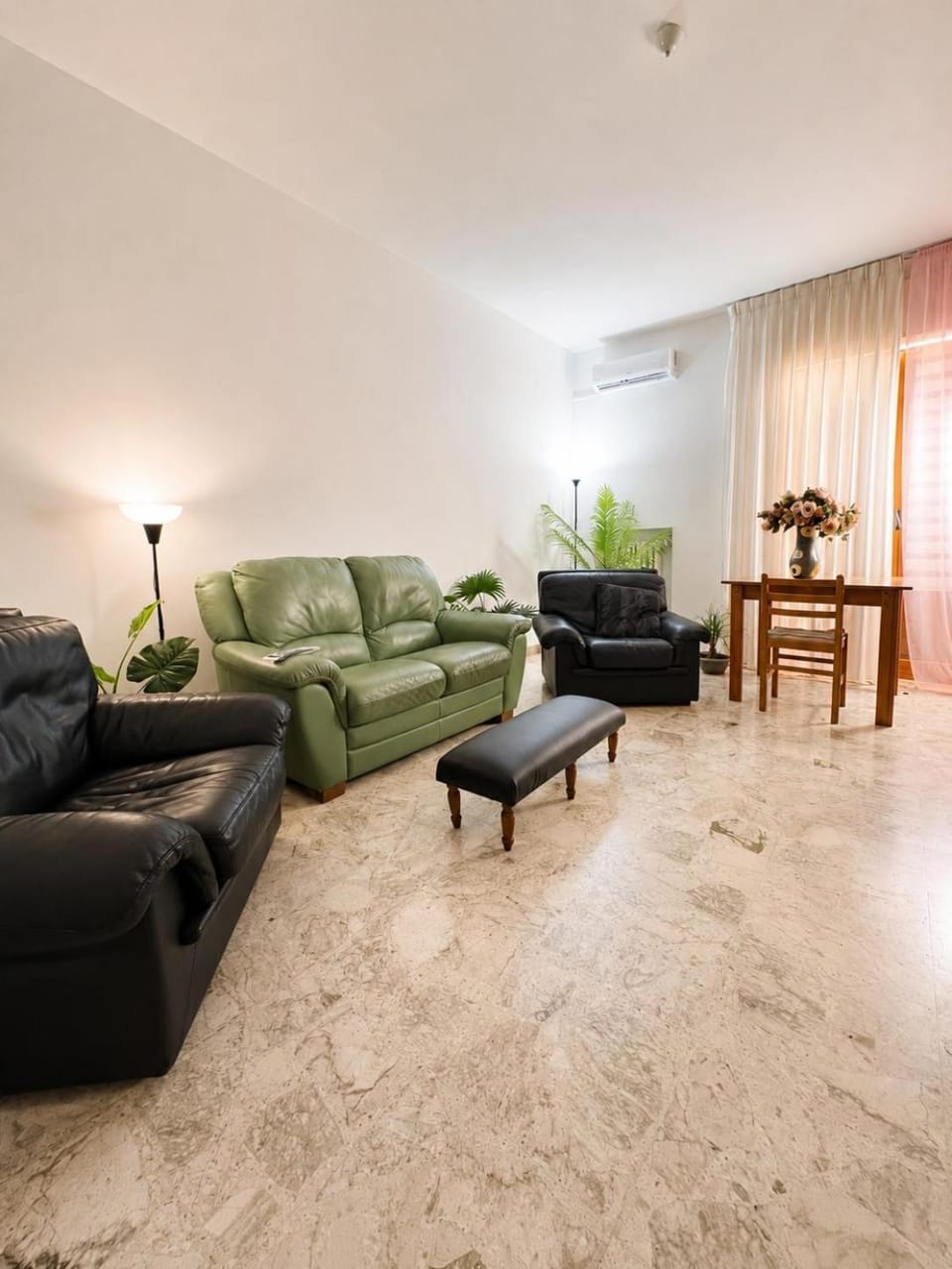 Seating area, internet, air conditioner