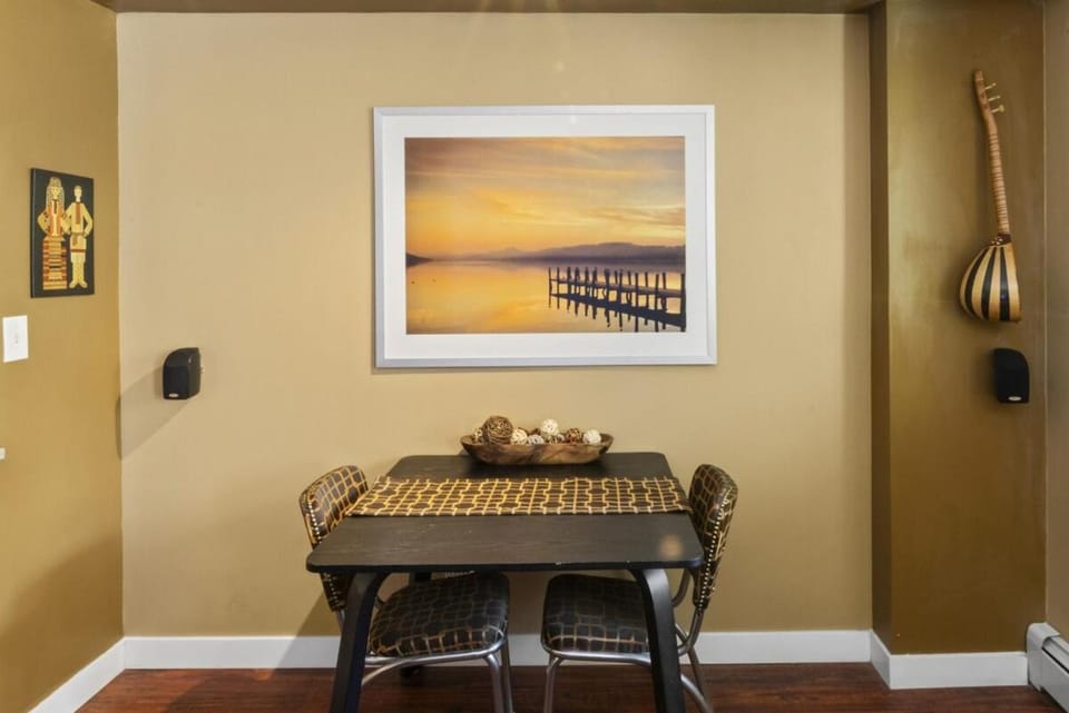 Walk to Stampede & BMO, Free Parking, Cozy Patio Apartment in Calgary