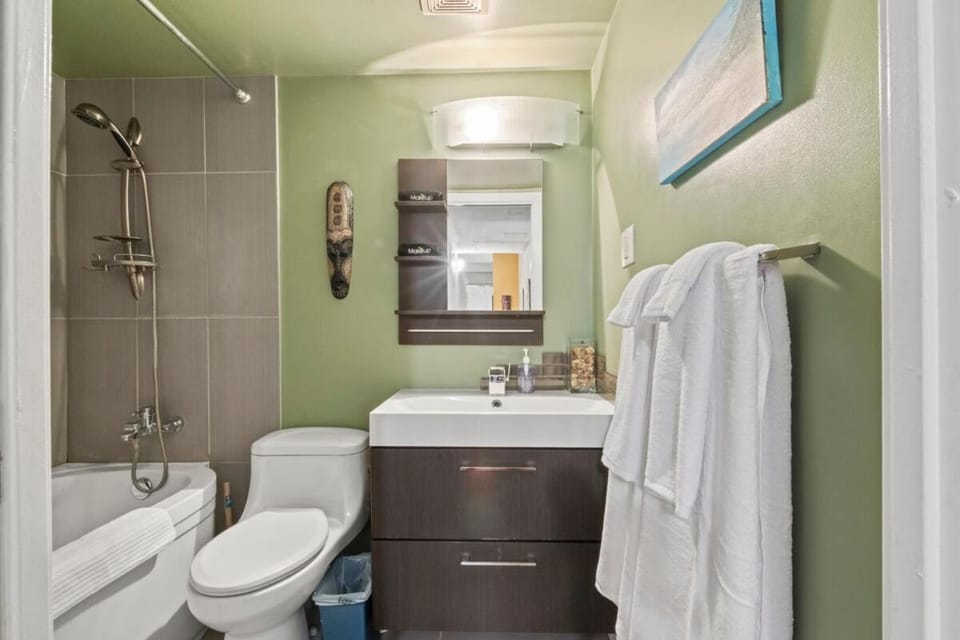 Walk to Stampede & BMO, Free Parking, Cozy Patio Apartment in Calgary