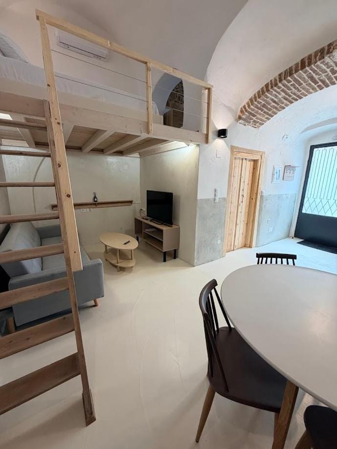 Communal lounge/ TV room, Seating area, Dining area