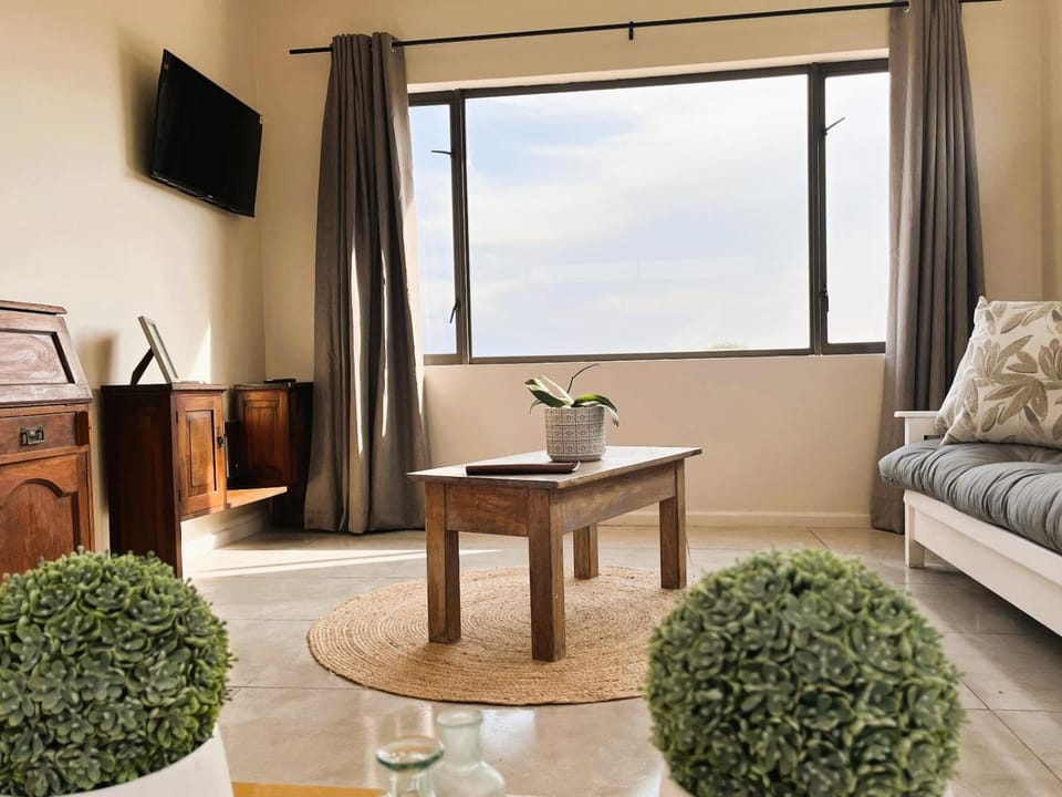 TV and multimedia, Living room, Photo of the whole room, Seating area, Bedroom