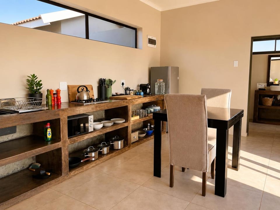 Coffee/tea facilities, Kitchen or kitchenette, Dining area, microwave, stove, stove, kitchen, kitchen