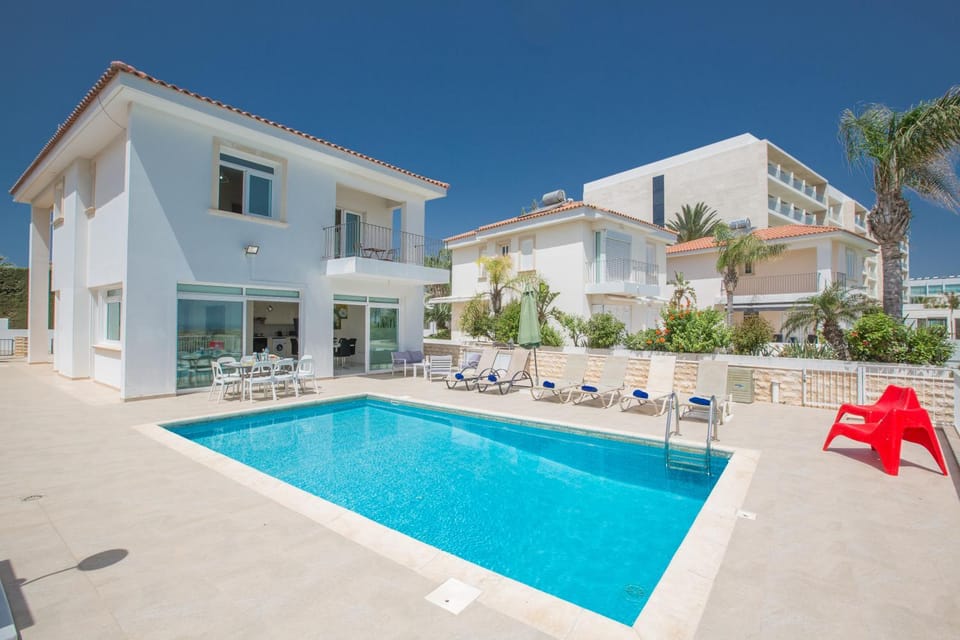 Seating area, Swimming pool, Swimming pool