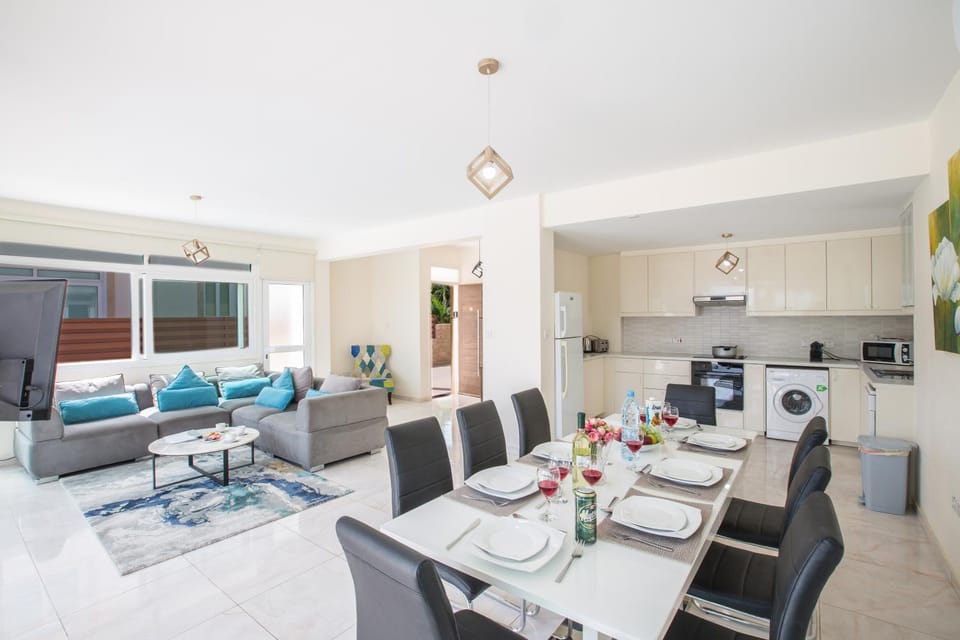 Kitchen or kitchenette, Living room, Dining area