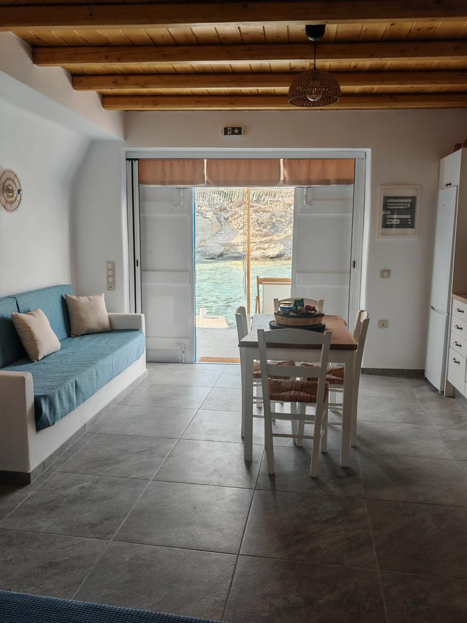 Troulou beach house House in Milos