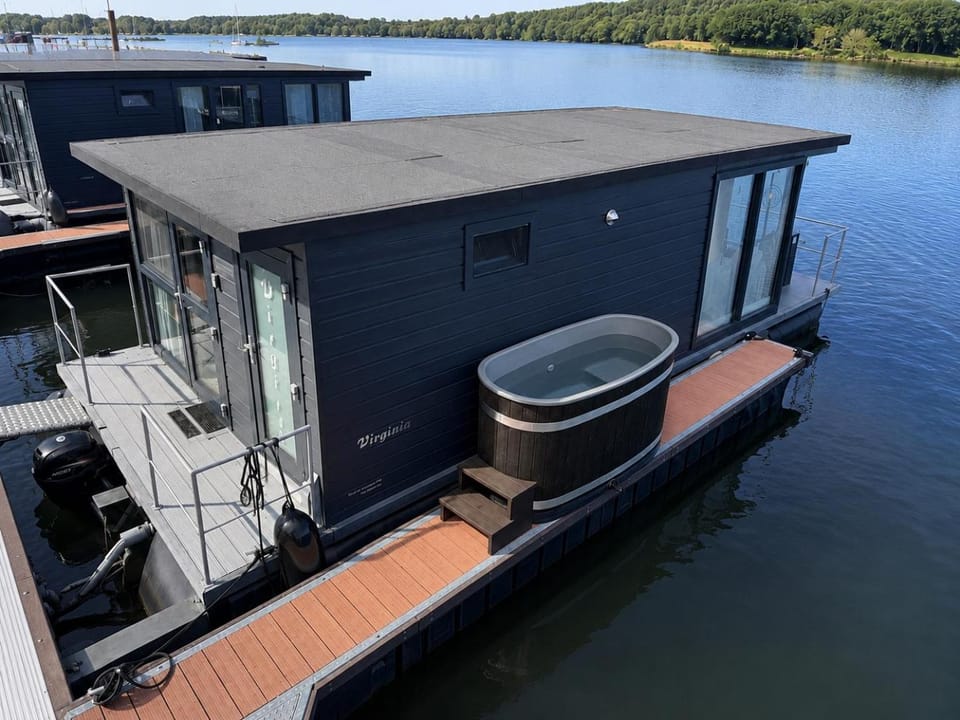 Property building, Hot Tub