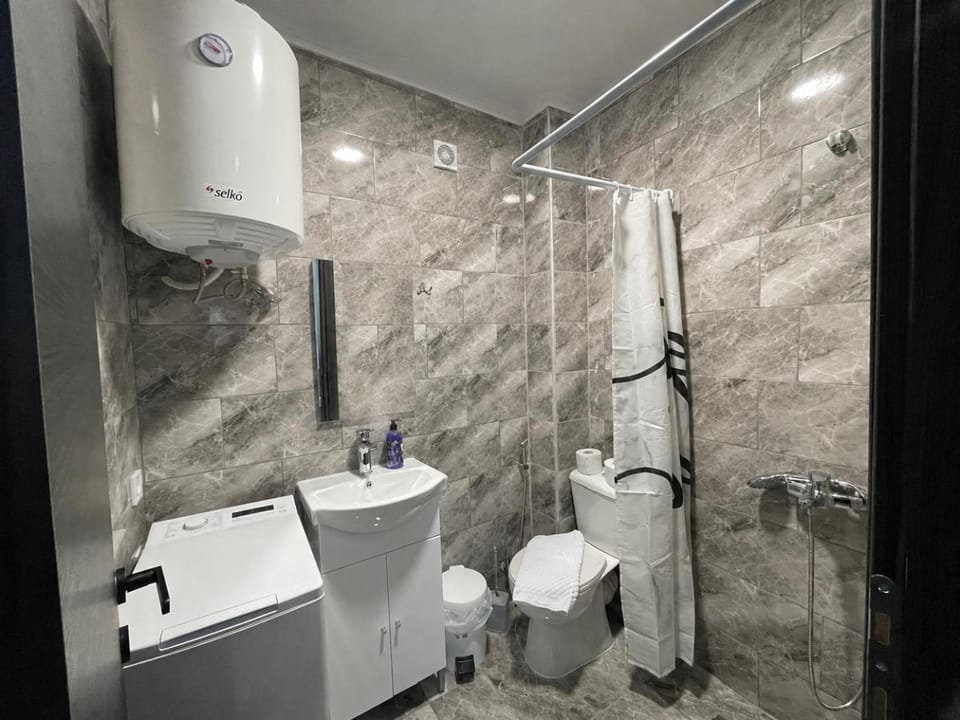 Shower, Toilet, Bathroom, towels