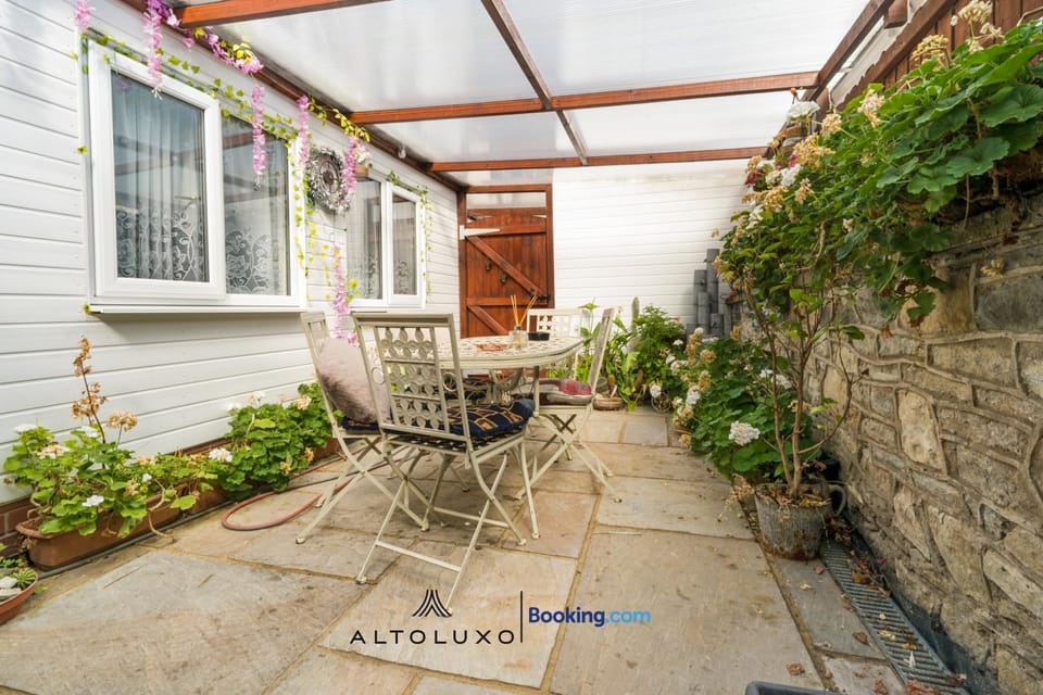 Comfy Bishopsworth Apartment for Work & Long Stays with Shared Garden by AltoLuxo Apartment in Bristol