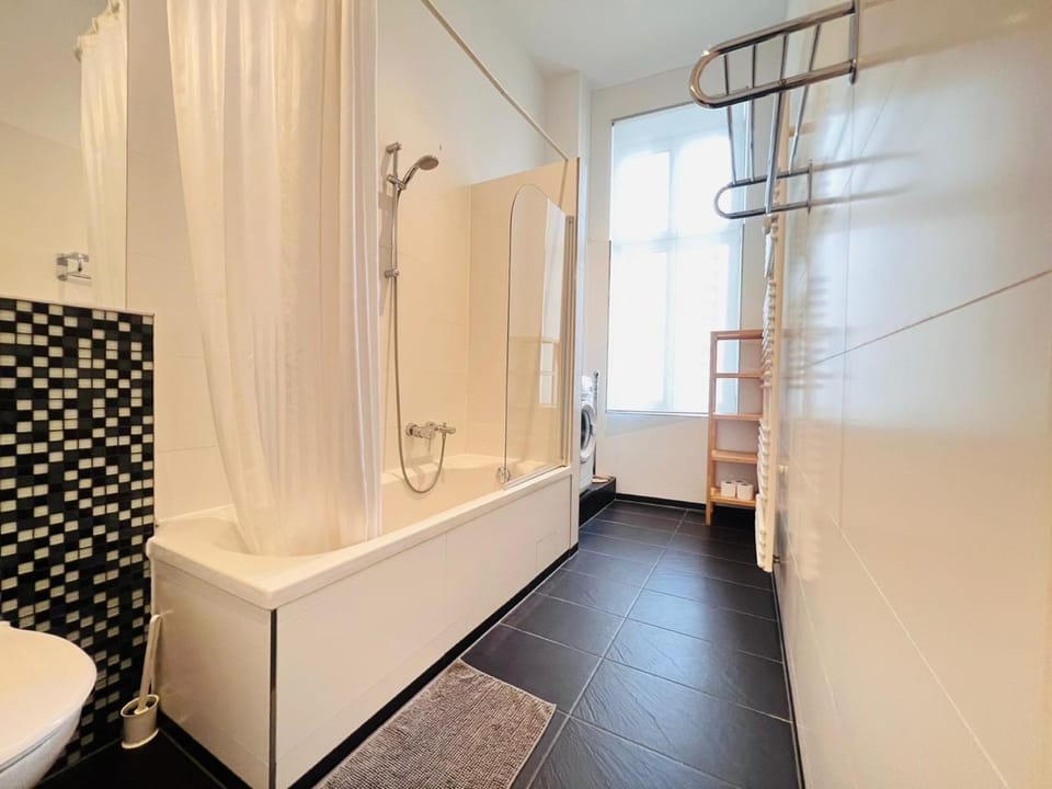 BerlinLux Apartment Alexandeplatz - Geräumige 3-SZ-Apartment mit 2 vollen Badezimmern in Berlin-Mitte nahe Alexander Platz Apartment in Berlin