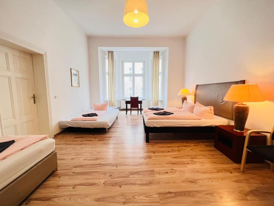 BerlinLux Apartment Alexandeplatz - Geräumige 3-SZ-Apartment mit 2 vollen Badezimmern in Berlin-Mitte nahe Alexander Platz Apartment in Berlin
