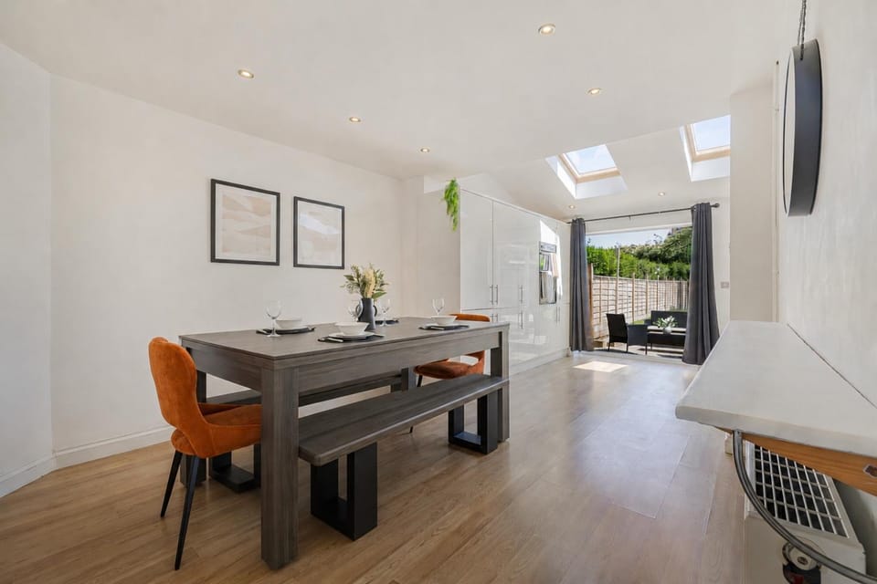 Spacious 4BR Home - Sleeps 9 - Parking - Garden House in Worthing
