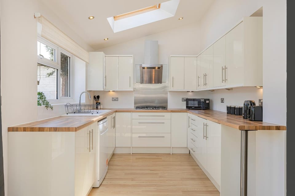 Spacious 4BR Home - Sleeps 9 - Parking - Garden House in Worthing