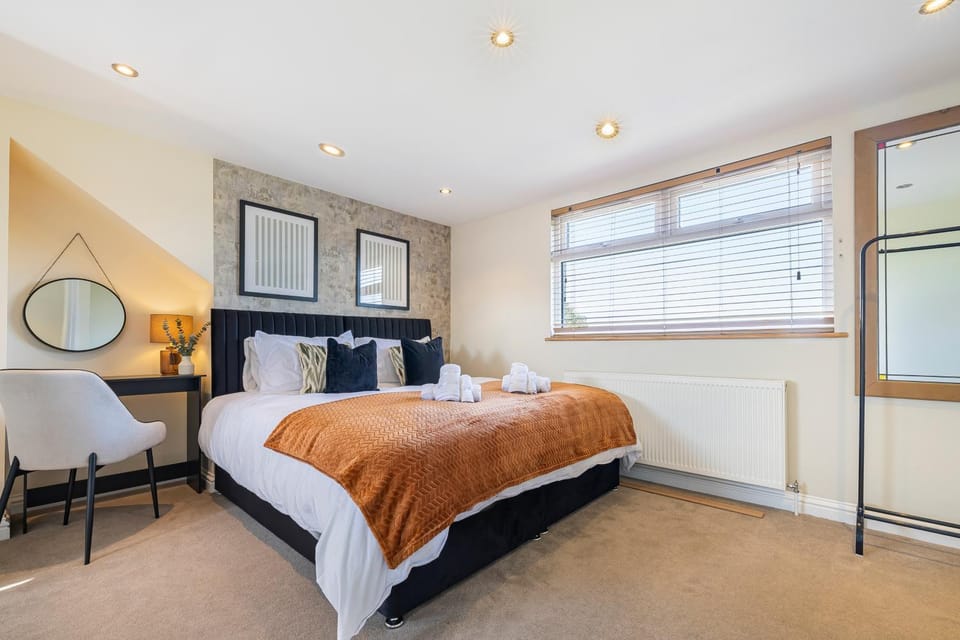 Spacious 4BR Home - Sleeps 9 - Parking - Garden House in Worthing