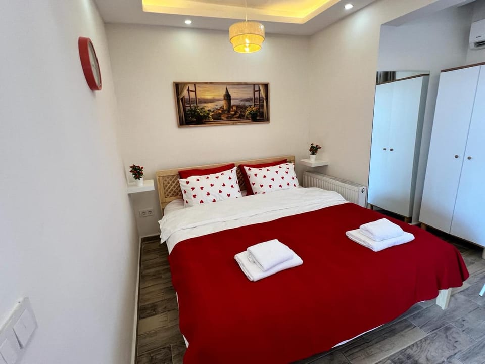 Bed, Bedroom, towels, wardrobe