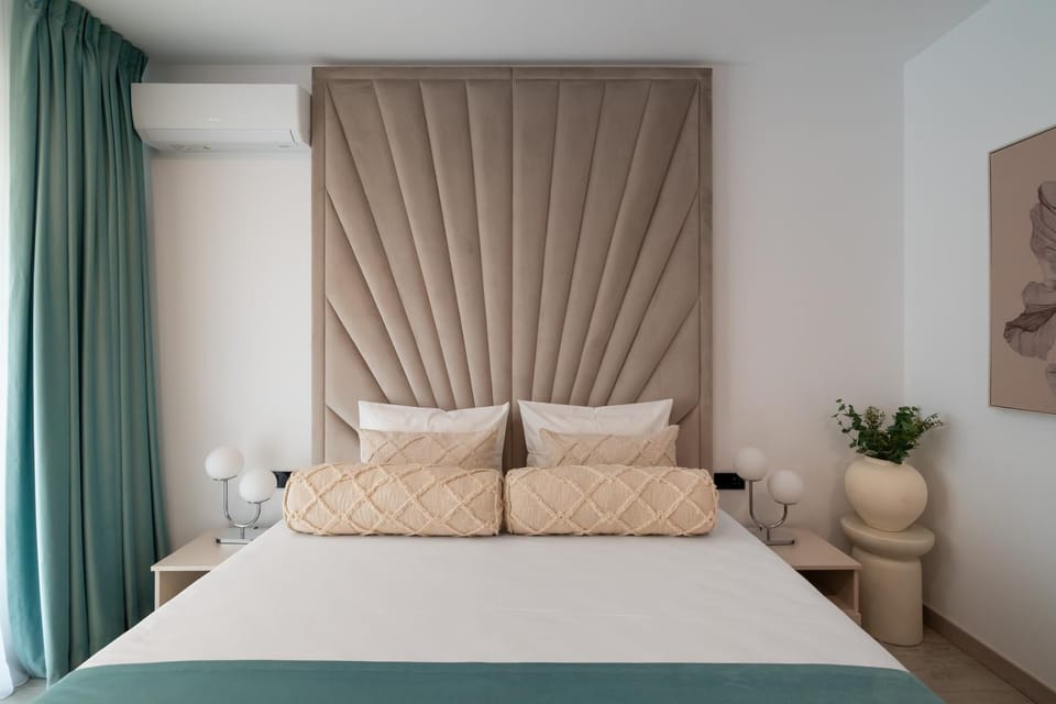 Bed, Photo of the whole room, Bedroom, air conditioner