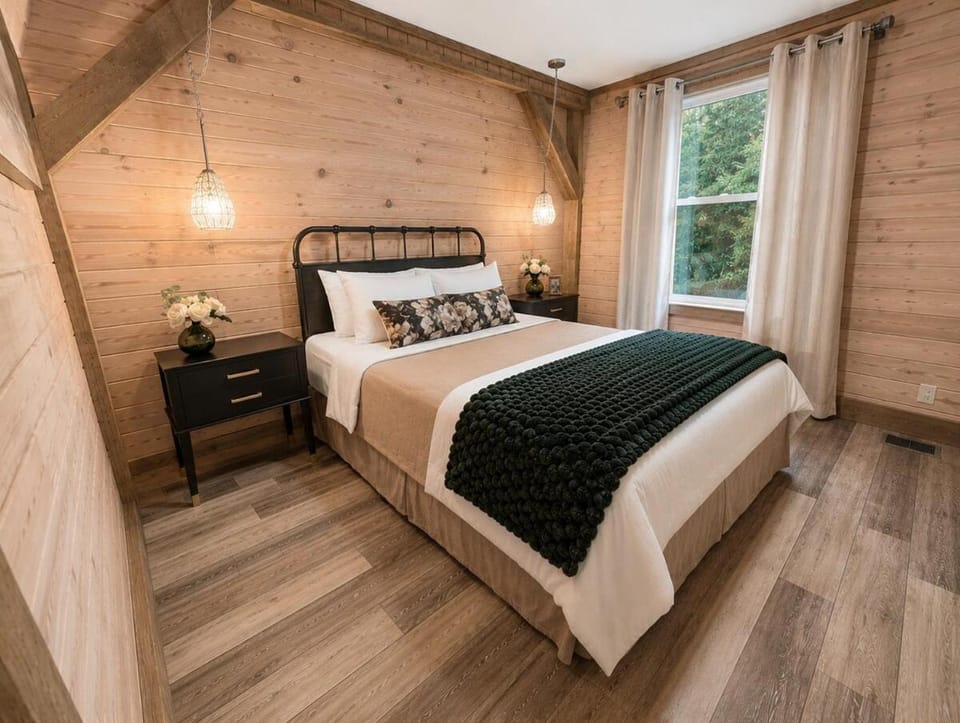 Ellijay Creekside Cabin Hot Tub and Hiking 1 25lb Dog Welcomed Non-Refun Fee Cabin in Georgia