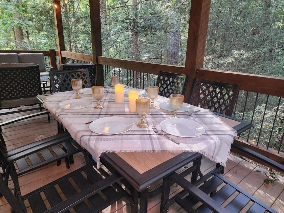 Ellijay Creekside Cabin Hot Tub and Hiking 1 25lb Dog Welcomed Non-Refun Fee Cabin in Georgia