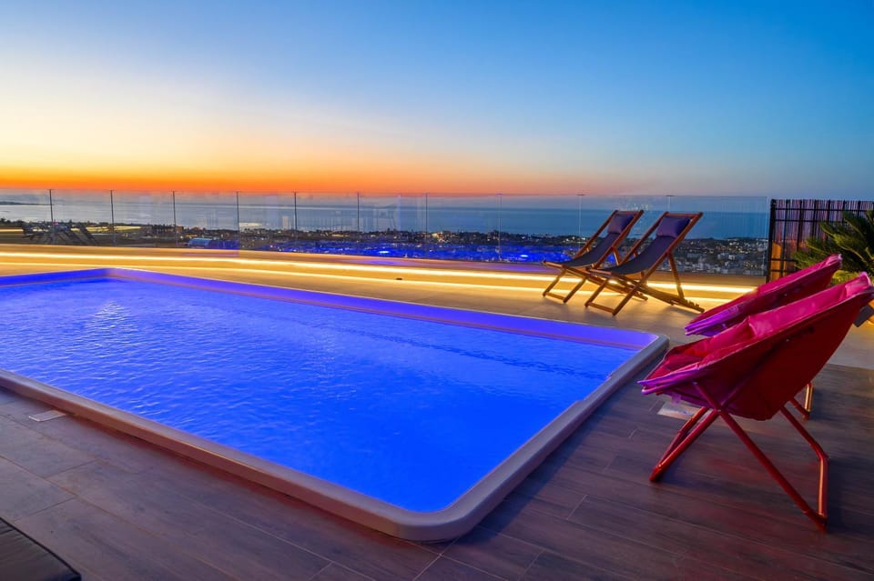 Day, Natural landscape, Pool view, Sea view, Swimming pool, Sunrise, Sunset, sunbed