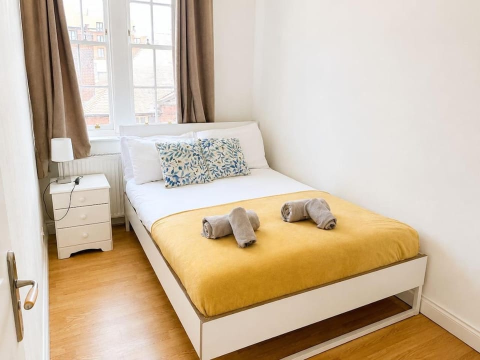 2 Bed Home with FREE Parking near Sydenham Station Apartment in London Borough of Southwark