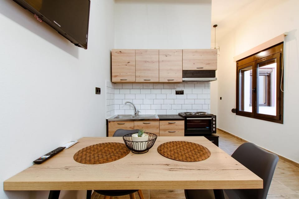 Kitchen or kitchenette, Dining area, stove