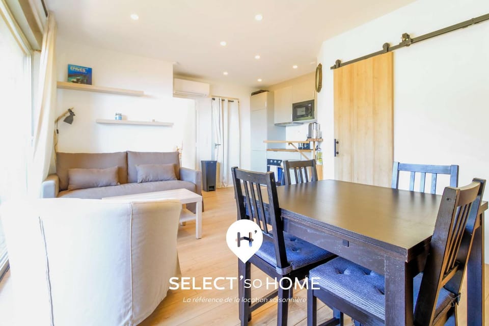 Kitchen or kitchenette, Living room, Seating area, Dining area, pet friendly, stove