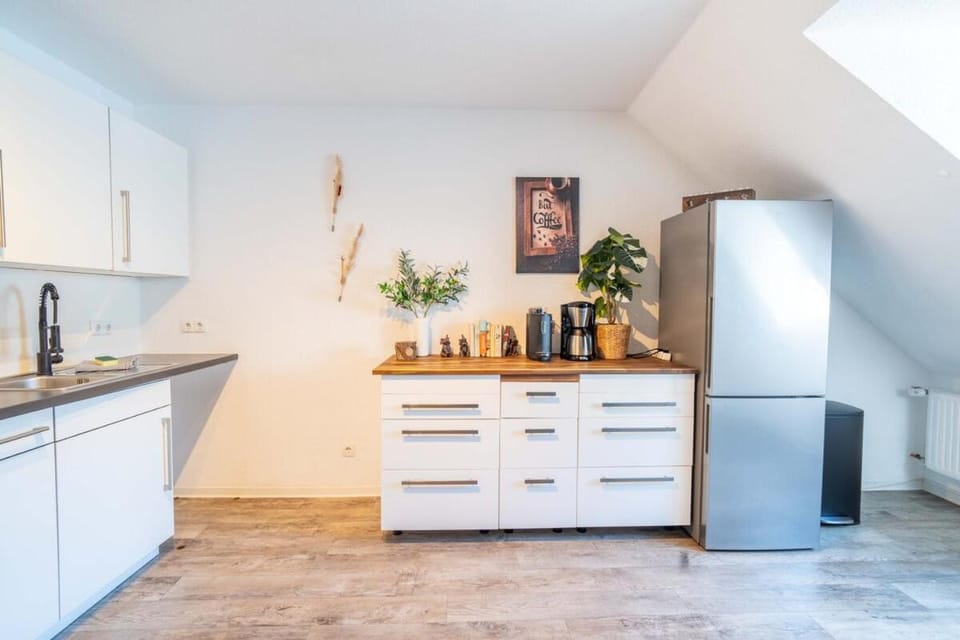 Coffee/tea facilities, Kitchen or kitchenette, dishwasher, oven, stove