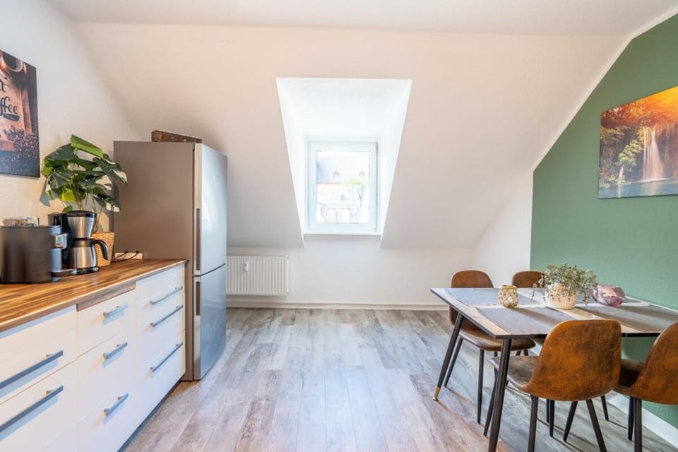 Coffee/tea facilities, Kitchen or kitchenette, Dining area