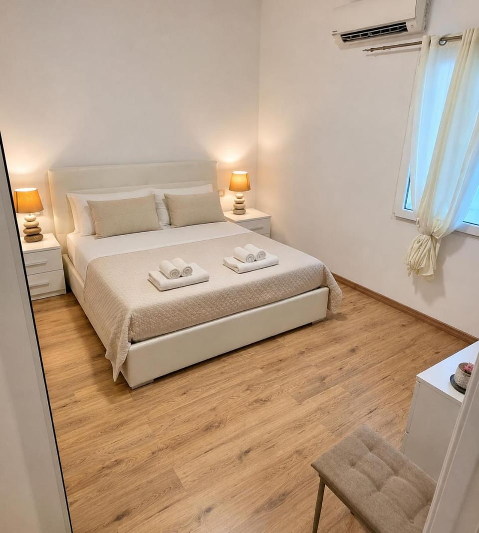 Bed, Bedroom, towels, air conditioner