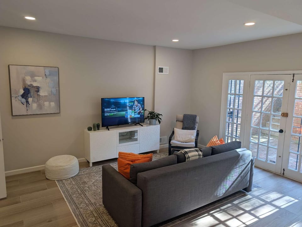 Elegant Capitol Hill 1BR - Walk to Eastern Market & Metro - Free Parking Apartment in Capitol Hill