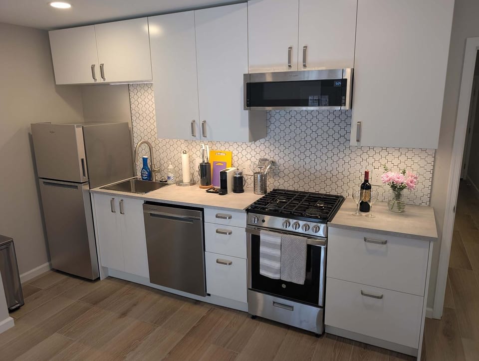 Elegant Capitol Hill 1BR - Walk to Eastern Market & Metro - Free Parking Apartment in Capitol Hill