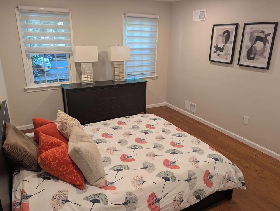 Elegant Capitol Hill 1BR - Walk to Eastern Market & Metro - Free Parking Apartment in Capitol Hill