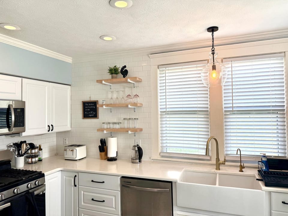 Coffee/tea facilities, Kitchen or kitchenette, dishwasher, oven, stove, toaster