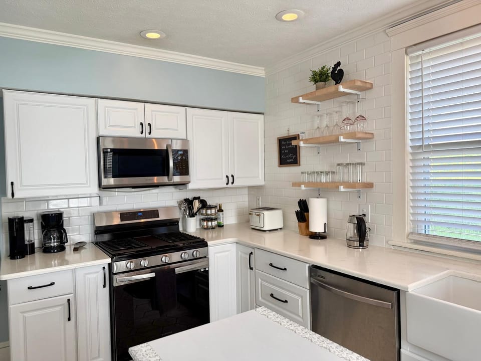 Coffee/tea facilities, Kitchen or kitchenette, dishwasher, oven, stove, toaster