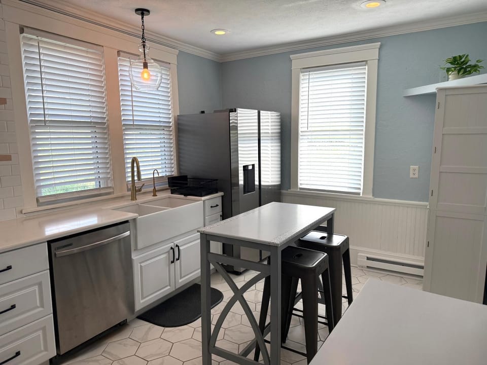 Kitchen or kitchenette, Dining area, oven, stove