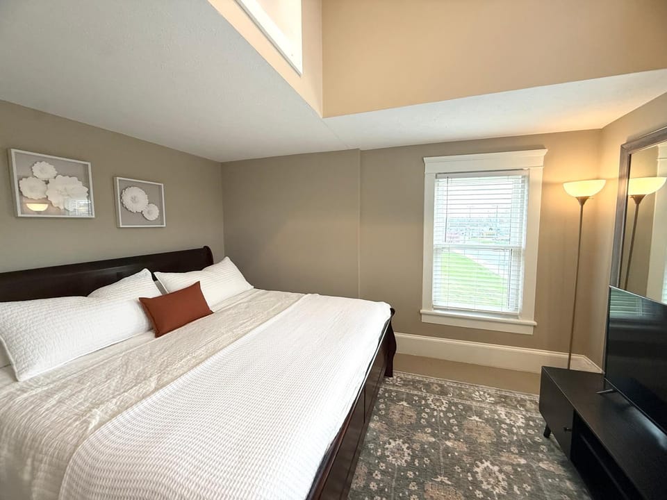 Bed, TV and multimedia, Photo of the whole room, Bedroom