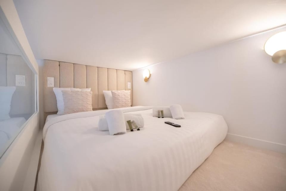 Cosy Flat by Quai d'Orsay, near Eiffel Tower Apartment in Paris