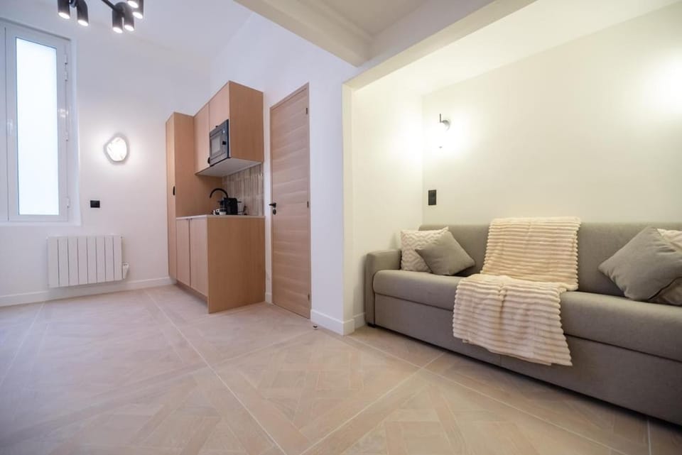 Cosy Flat by Quai d'Orsay, near Eiffel Tower Apartment in Paris
