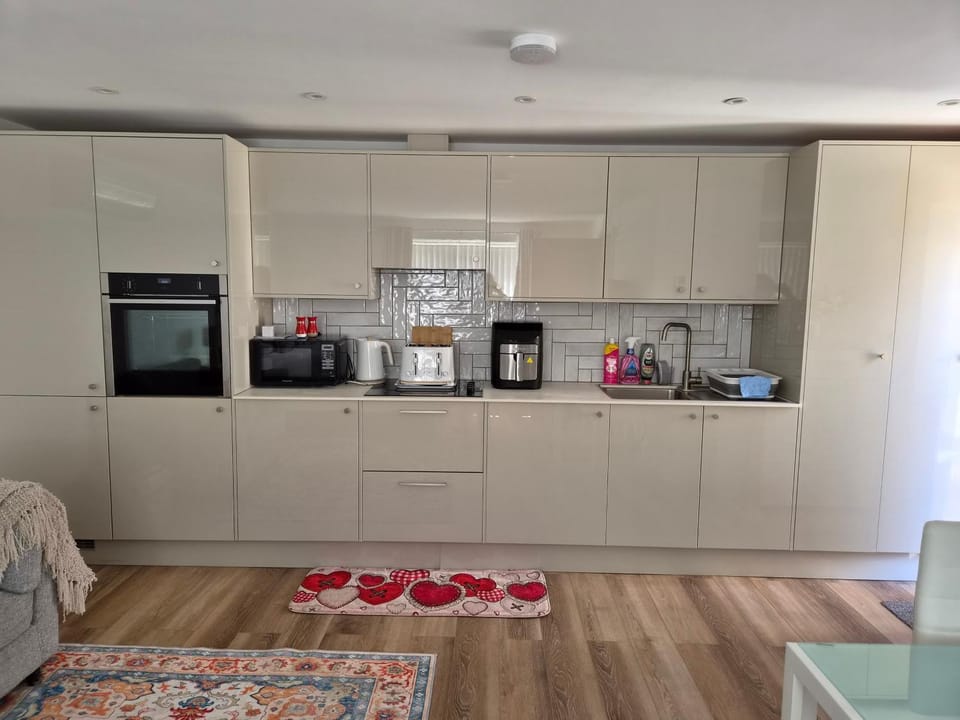 Studio Sleeps 2 with Free Parking and Garden Apartment in England
