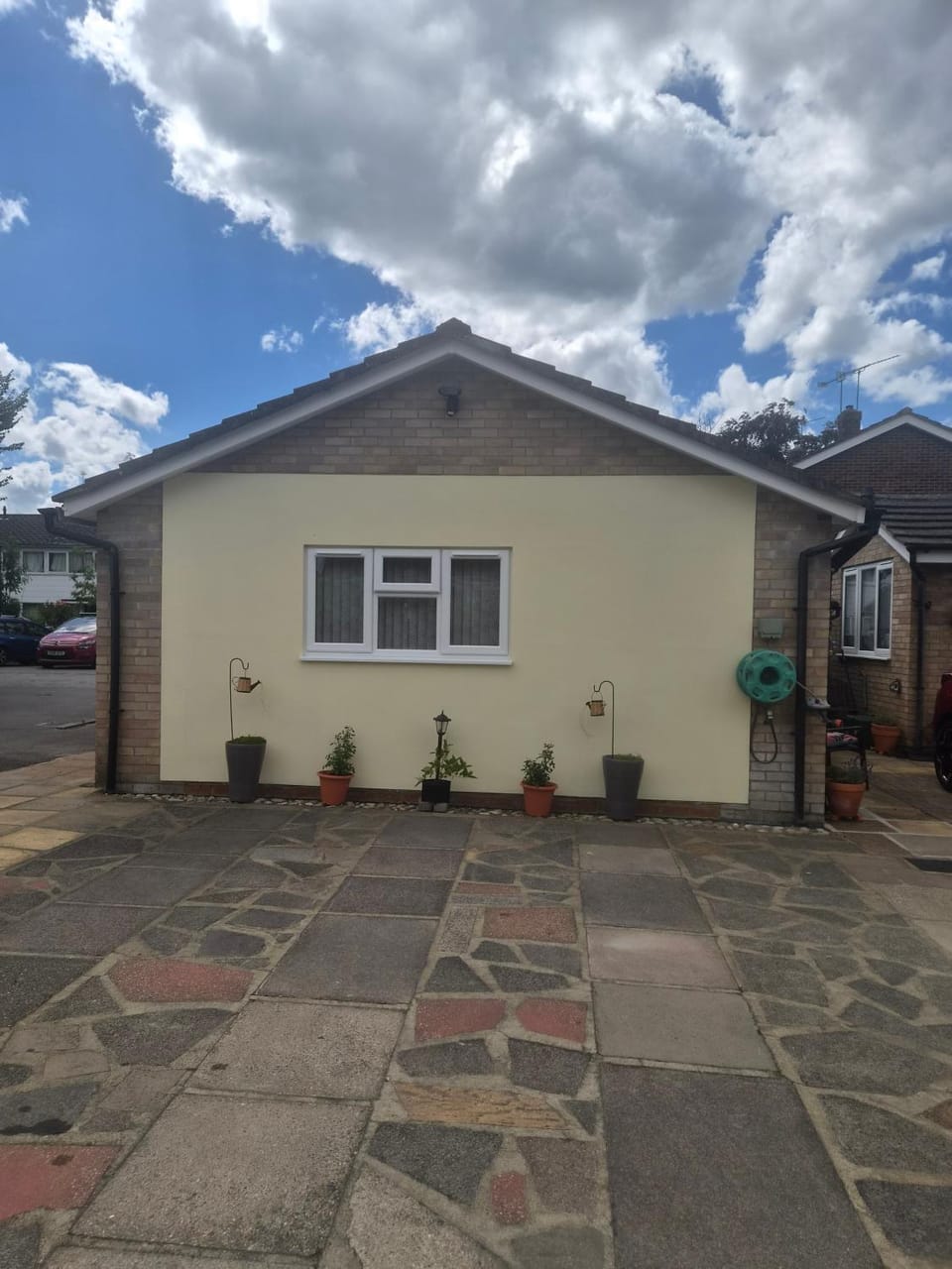 Studio Sleeps 2 with Free Parking and Garden Apartment in England