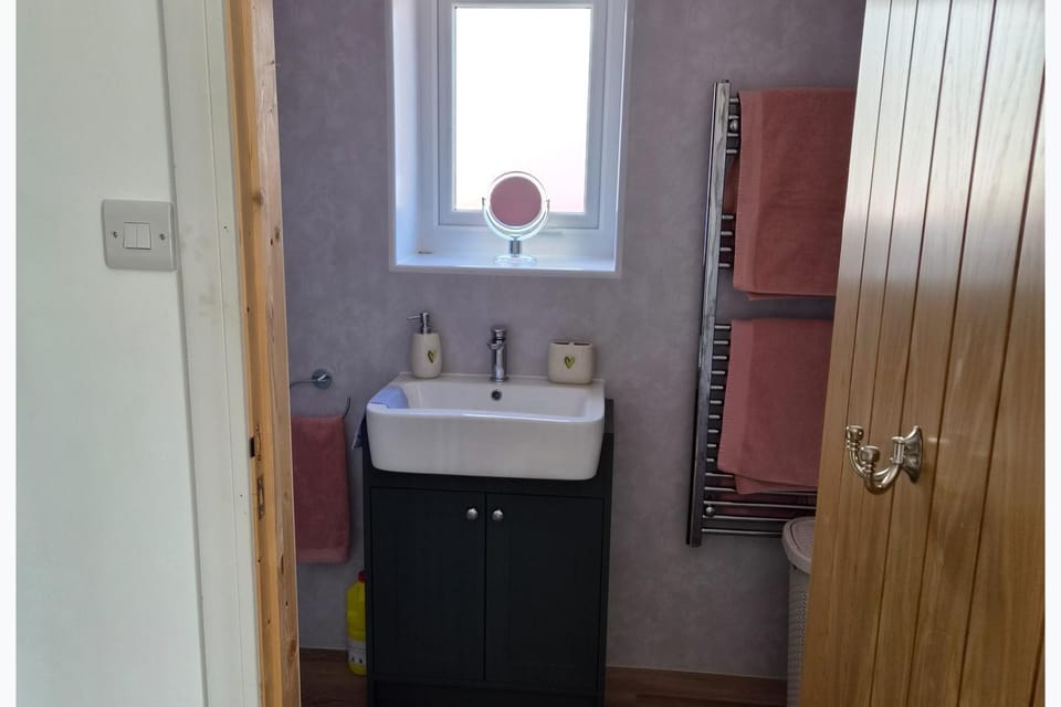 Studio Sleeps 2 with Free Parking and Garden Apartment in England