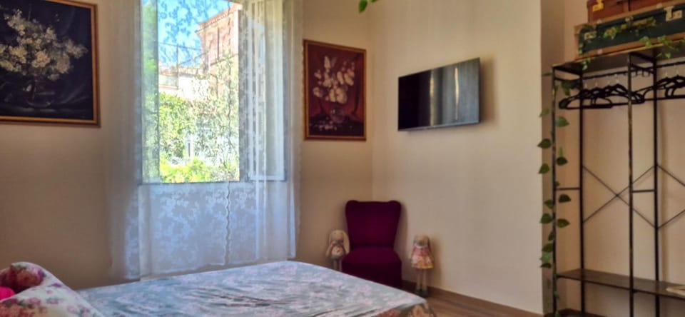 Bed, TV and multimedia, Photo of the whole room, Bedroom