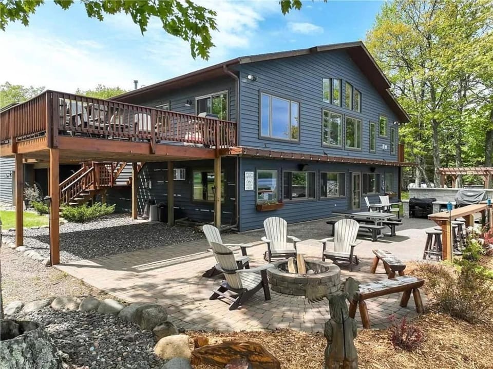 7BR Luxury Waterfront Retreat on Grindstone Lake House in Lac Courte Oreilles