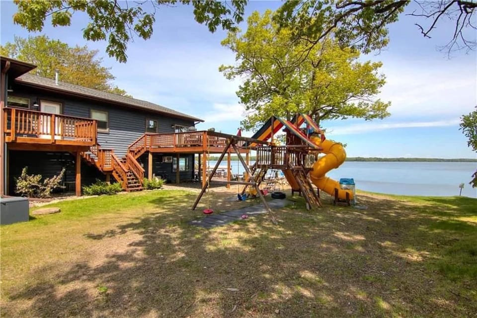 7BR Luxury Waterfront Retreat on Grindstone Lake House in Lac Courte Oreilles