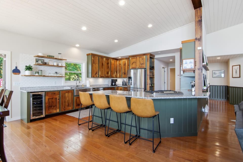 7BR Luxury Waterfront Retreat on Grindstone Lake House in Lac Courte Oreilles