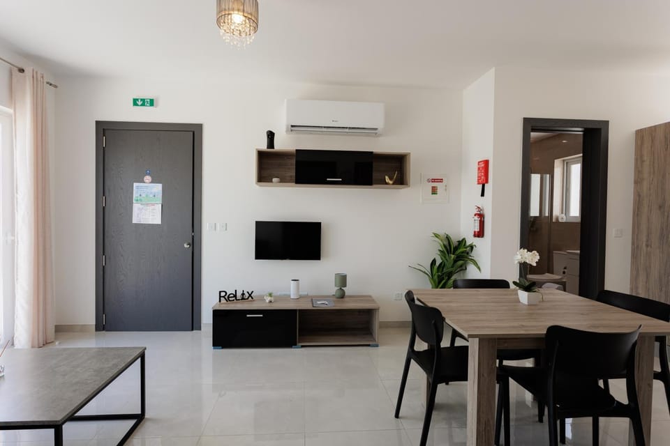 TV and multimedia, Kitchen or kitchenette, Living room, Seating area, Dining area, air conditioner