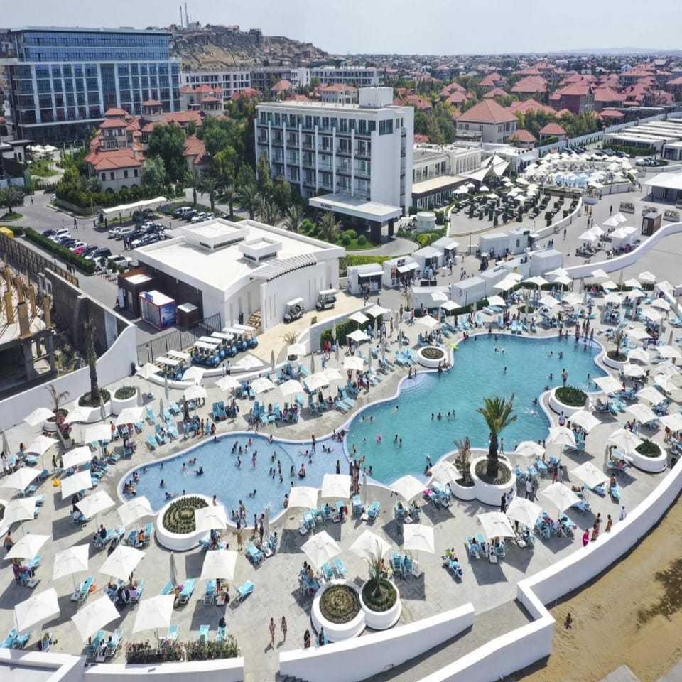 Property building, Nearby landmark, People, Beach, Pool view, Sea view, Swimming pool, Location, group of guests, Parking, sunbed